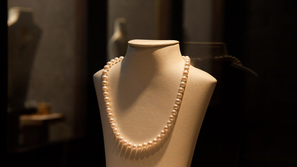 Pearl necklace in the shop window of the jewellers